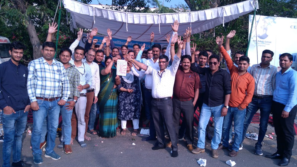 आज sms medical College के बाहर फार्मासिस्ट साथियों के क्रमिक धरने का दूसरा दिन था, जिसमे हमारे साथियों ने हमारी मांगों के  ध्यान आकर्षण हेतु अपने खून से पत्र लिखा 

<a href="/ashokgehlot51/">Ashok Gehlot</a> 
<a href="/INCIndia/">Congress</a> 
<a href="/CMRajasthan/">राजस्थान सरकार</a> 
<a href="/CMHelpdesk/">Rajasthan CM Helpdesk</a> 
<a href="/plmeenaINC/">Parsadi Lal Meena</a> 
<a href="/artizzzz/">Arti Dogra</a>