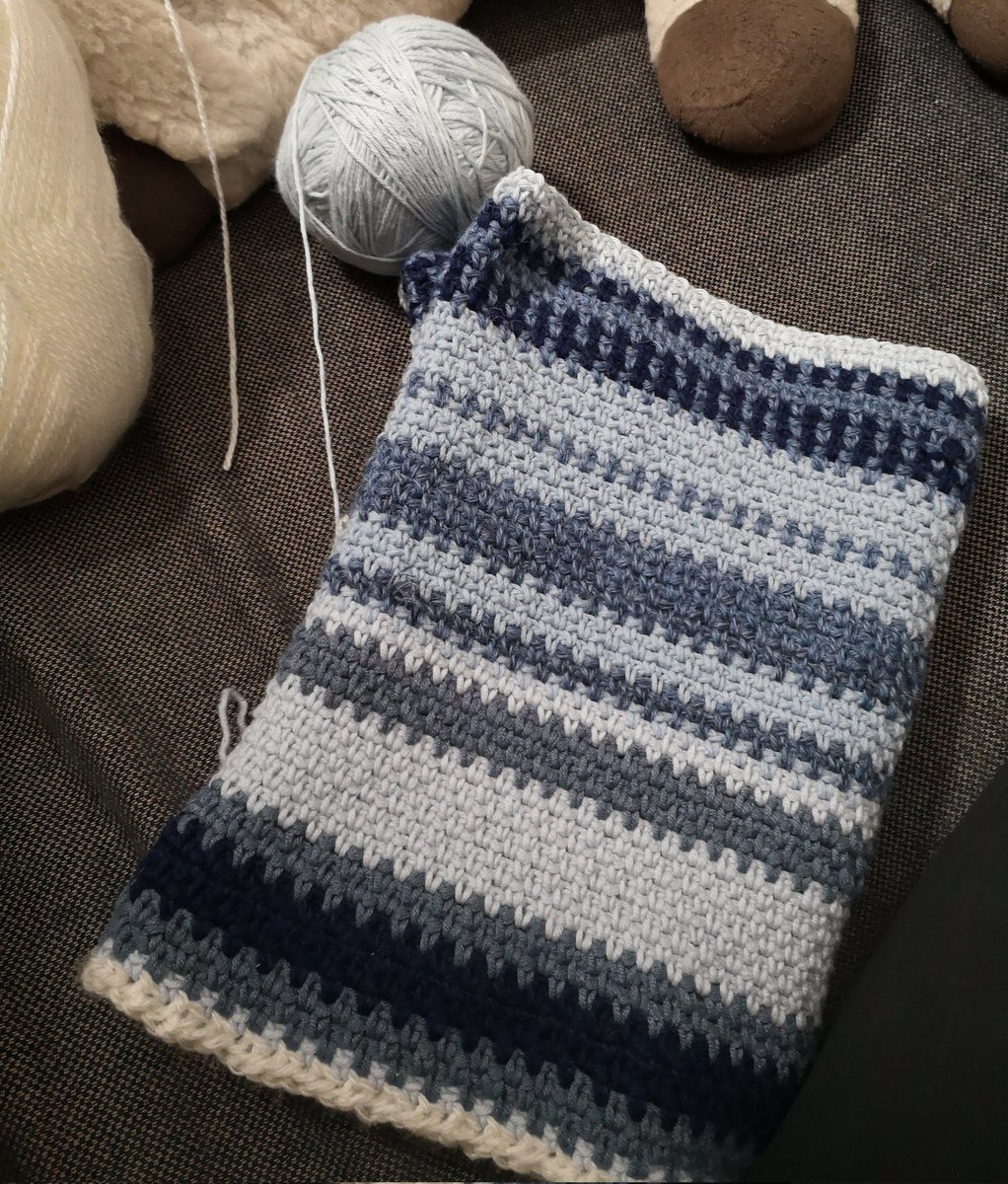 At the end of last year I decided to have some "different" fun with data and started my own #temperatureblanket 🧶🌡️for Helsinki. Each row is the daily mean temperature from <a href="/meteorologit/">Ilmatieteen laitos</a> with dark blue &lt;5°C, blue 5-0°C and light blue 0°C to 5°C.

#scicomm #phdlife #crochet