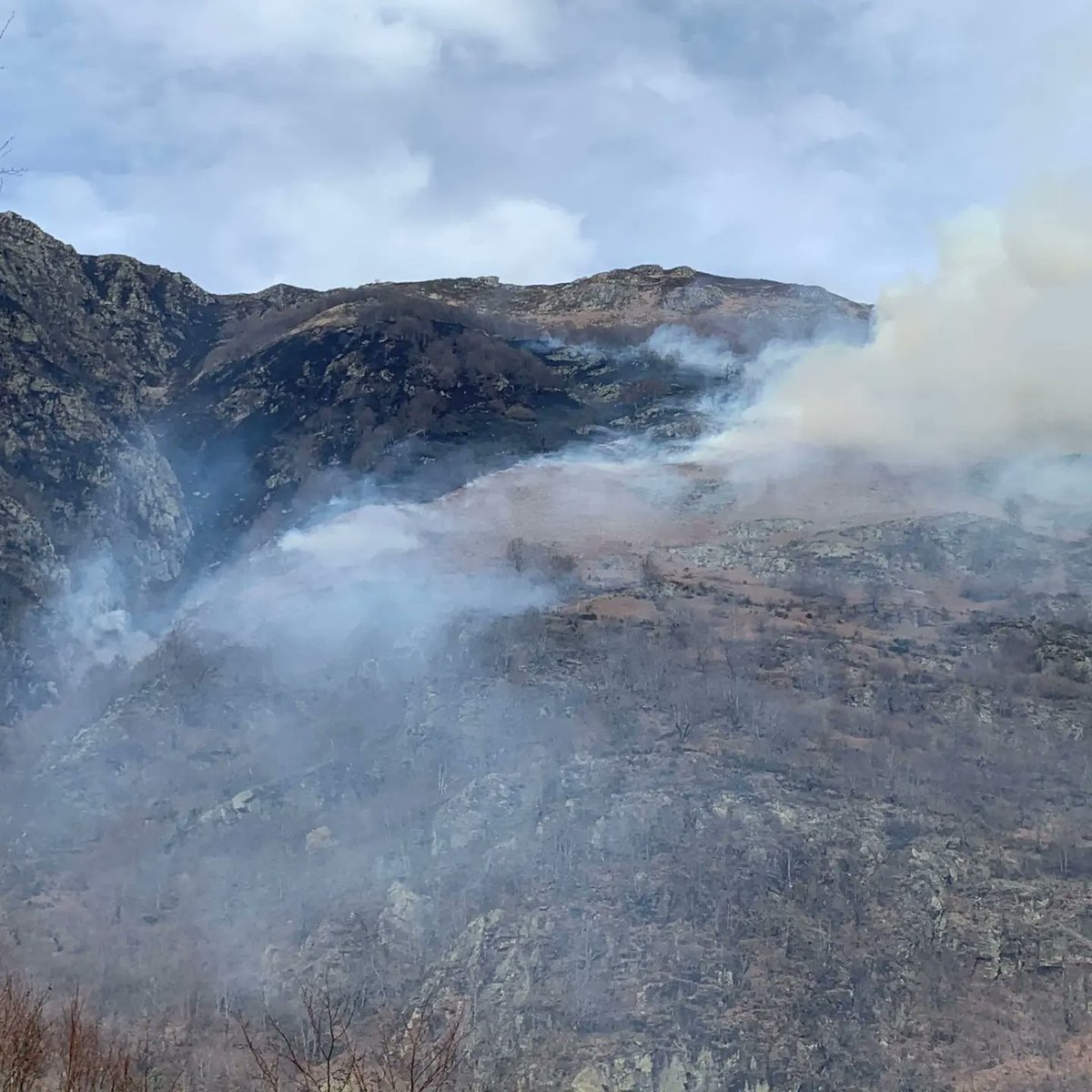 pompiers_aran's tweet photo. Actualizacion Huec Forestau Canejan. 

Superficie afectada 280ha.
Afectacion a 3 edificacions de montanha. 

🟠 Auem ua reprenuda d'incendi en flanc dret.

Activades: 
🚒6 dotacions terrèstres 
🚁1 dotacion aeriana.

@conselharan @bomberscat #AgentsMieiAmbient #GRAF #EPAF https://t.co/5rx3xnDJ8J