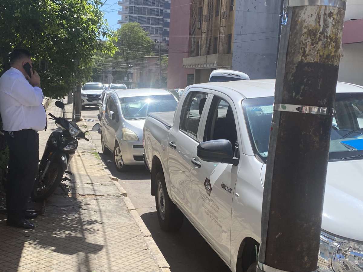 samgaleano650's tweet photo. @asu_transito cepo a todos los vehículos.. y para las motos que tapan el paso ?? Frente al Ministerio Público https://t.co/yyw5pugSHt
