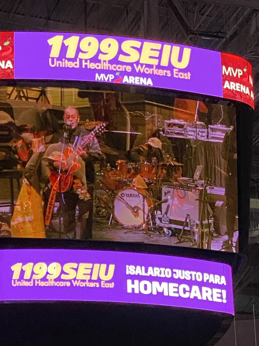 Mejia4Newburgh's tweet photo. Salario justo para homecare! In Albany today standing up to end healthcare injustice with @1199SEIU and thousands of brothers and sisters! https://t.co/rx1MrF5Do5