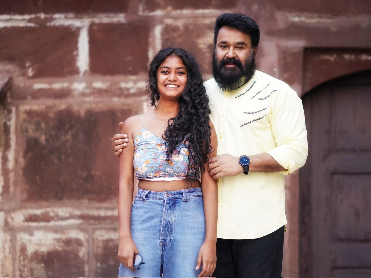 #Thalaikoothal actress #KathaNandi with #Mohanlal 👍

 #MalaikottaiVaaliban