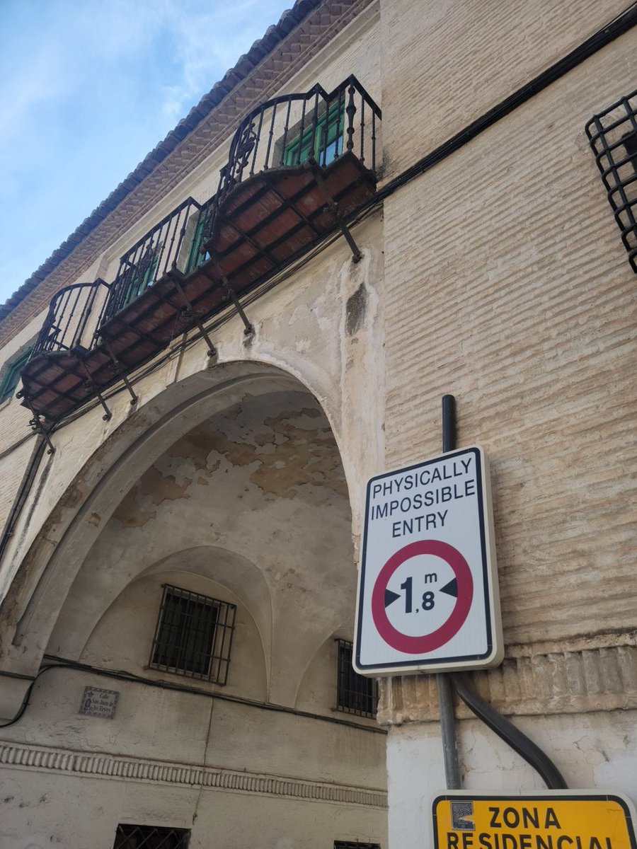 ericmak's tweet image. Spanish girls are hardcore when it comes to how tall their dates have to be.