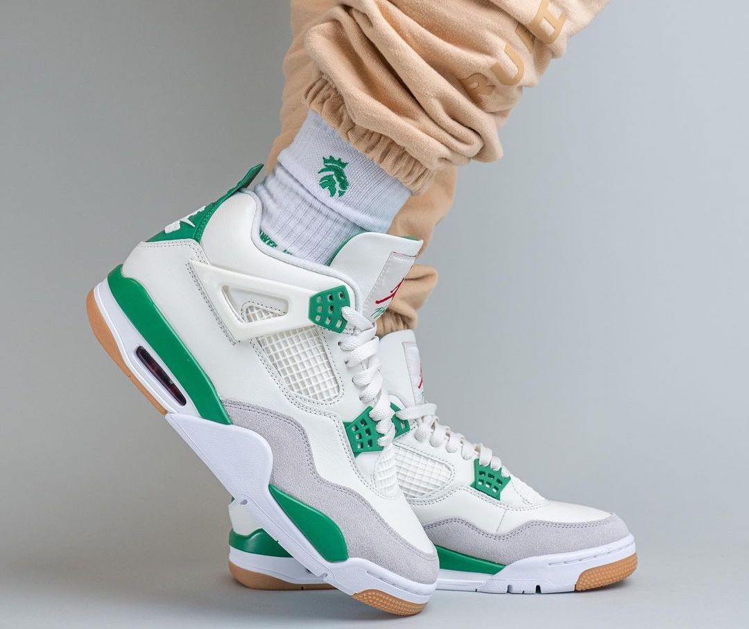 JustFreshKicks's tweet photo. The amount of raffles I entered for these and no W’s 😭🌲 https://t.co/9yucjMIySW