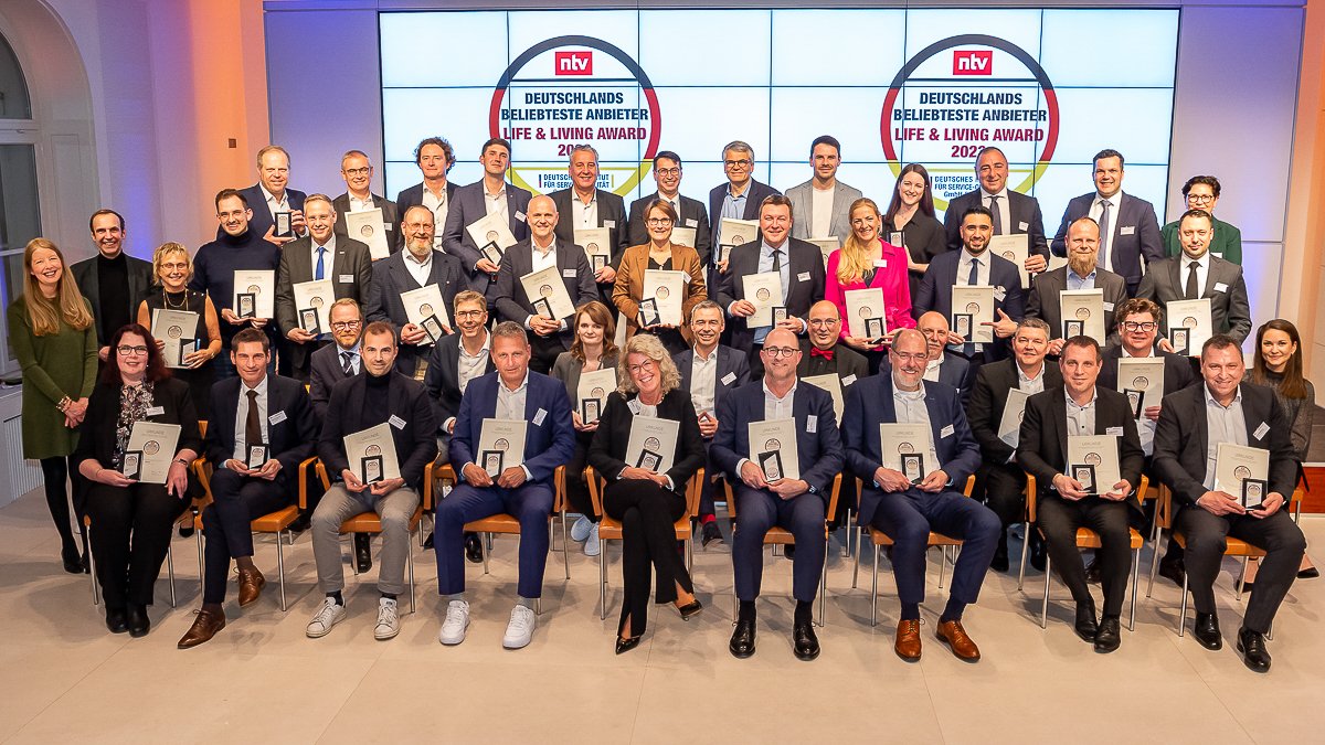creaton_germany's tweet photo. Wir freuen uns sehr über den Life&amp;Living Award! CREATON konnte in der Kategorie Dachziegel überzeugen. Vielen Dank an @ntvde und dem deutschen Institut für Service-Qualität für die Preisverleihung und dem gelungenen Abend. 
Bildnachweis: Thomas Ecke

@DISQde #award #creaton #dach https://t.co/XThVFwoiAG