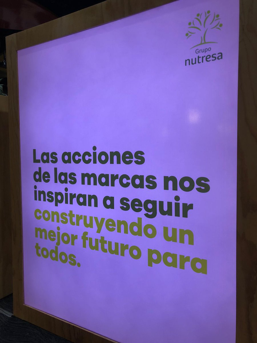 Nuestras marcas son protagonistas en la mañana de hoy. En estos momentos nuestros accionistas e invitados conocen los propósitos superiores de algunas de ellas y reciben en sus manos nuestro Informe Integrado 2022 bit.ly/3n7l9wC, justo antes de ingresar al Gran Salón.