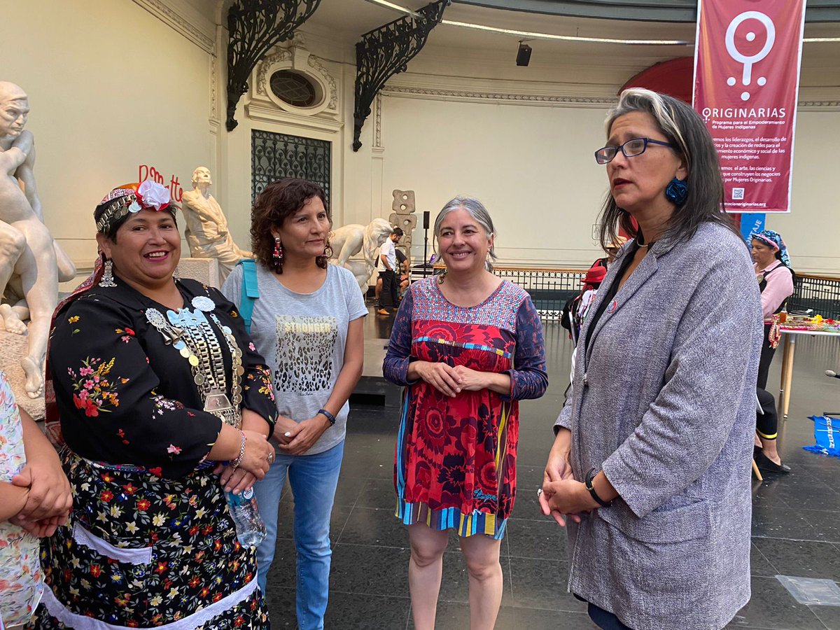 subturismo's tweet photo. 👩🏽‍🌾👩🏾‍💻👩🏽‍🍳 Subsecretaria @VeroPardoLagos se reunió con 300 emprendedoras y empresarias de diferentes pueblos indígenas del país que son parte de #ConectandoNegocios, nueva plataforma colaborativa del Programa #Originarias de @ONUMujeresChile con apoyo de @TeckChile. https://t.co/OzHctcHp9D