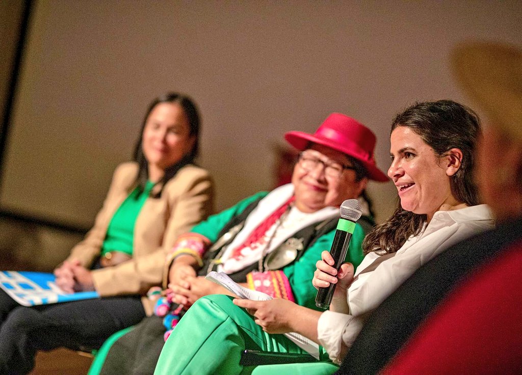 subturismo's tweet photo. 👩🏽‍🌾👩🏾‍💻👩🏽‍🍳 Subsecretaria @VeroPardoLagos se reunió con 300 emprendedoras y empresarias de diferentes pueblos indígenas del país que son parte de #ConectandoNegocios, nueva plataforma colaborativa del Programa #Originarias de @ONUMujeresChile con apoyo de @TeckChile. https://t.co/OzHctcHp9D