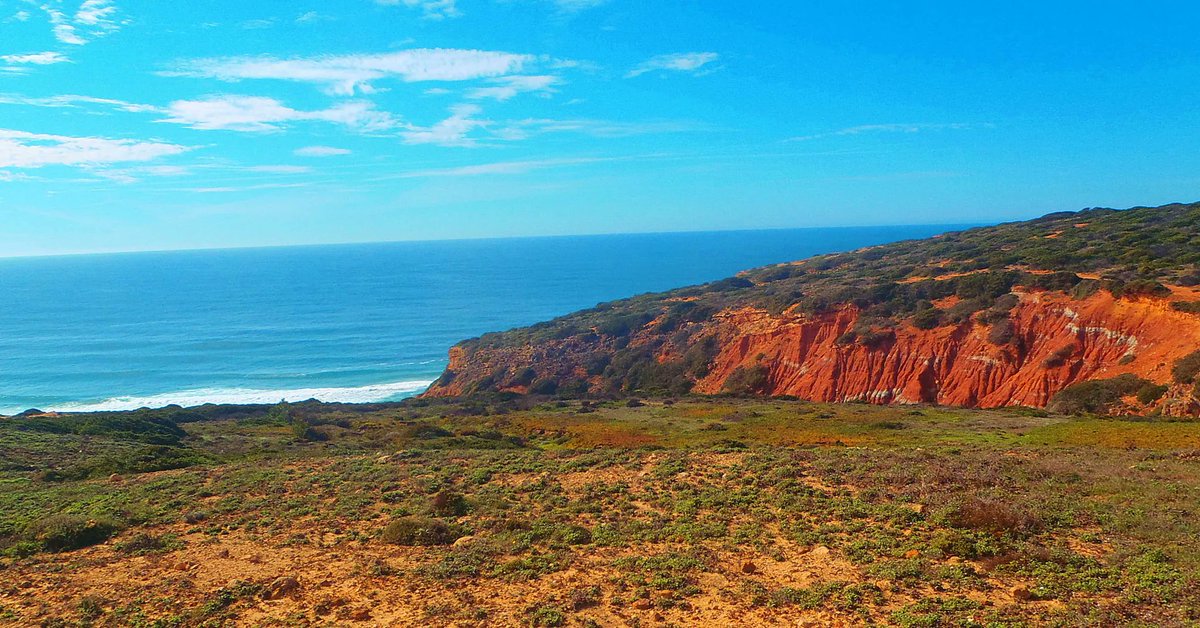 ABaucon's tweet image. What are those red #rocks in #Algarve? The pictured #geologicmap gives the answer... they formed between the #Triassic and #Jurassic in a semi-arid terrestrial environment!  
---
#TuesdayThoughts #tuesdayvibes #geology #naturephotography #geotourism #traveltuesday