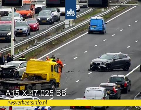 ⛔️ | De #A15 richting Ridderkerk is bij de Botlektunnel dicht vanwege een ongeval. Verkeer kan via de Botlekbrug, maar moet rekening houden met flinke vertraging. Op de #A15 richting Europoort zijn bij Hoogvliet twee rijstroken dicht vanwege een ongeval. Ook daar staat het vast.