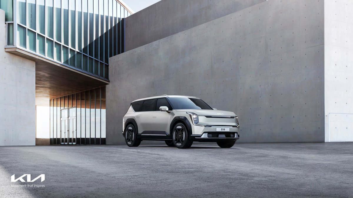 SulthanOfTweet's tweet photo. Kia is launching EV9, a 3-row sibling to their successful EV lineup. The exterior profile is stunning and Kia doesn't forget to append Tiger Nose cues in its front fascia.
#FutureIsEV https://t.co/vlNbAJaaDm