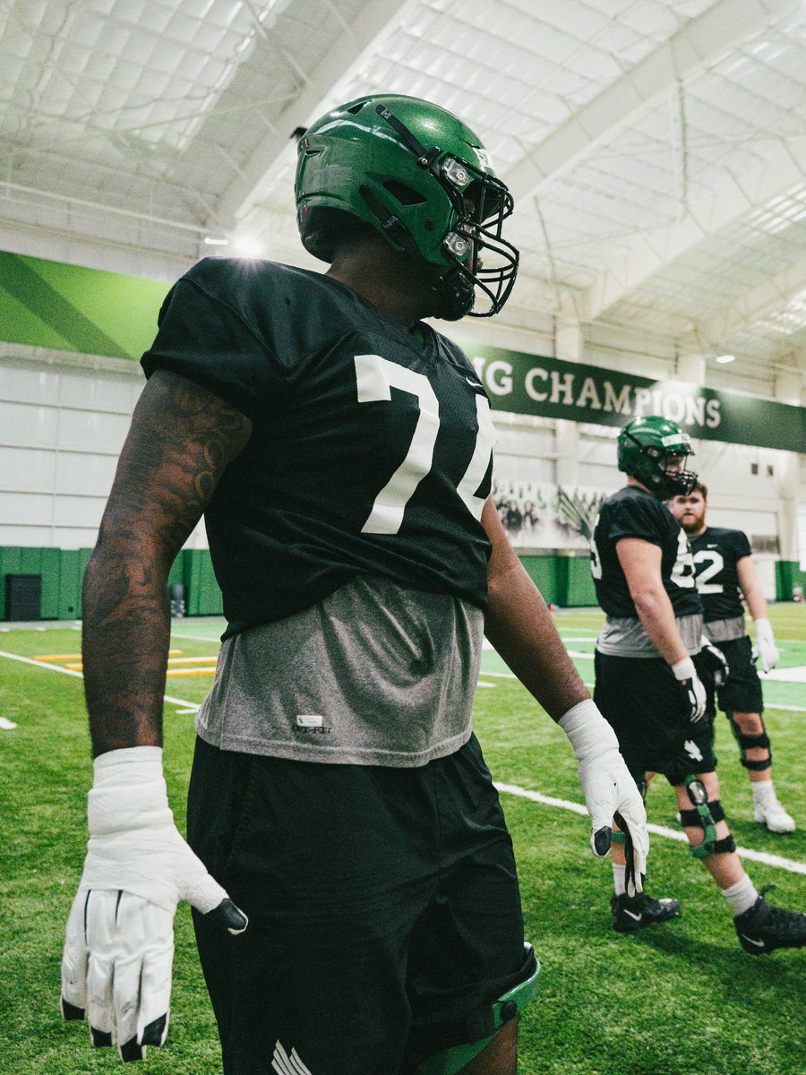 MeanGreenFB's tweet photo. Live, first day on set 🎥

#GMG🟢🦅 https://t.co/rq6Y3GapvZ