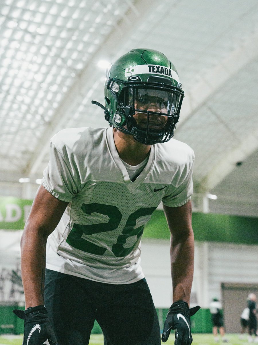 MeanGreenFB's tweet photo. Live, first day on set 🎥

#GMG🟢🦅 https://t.co/rq6Y3GapvZ