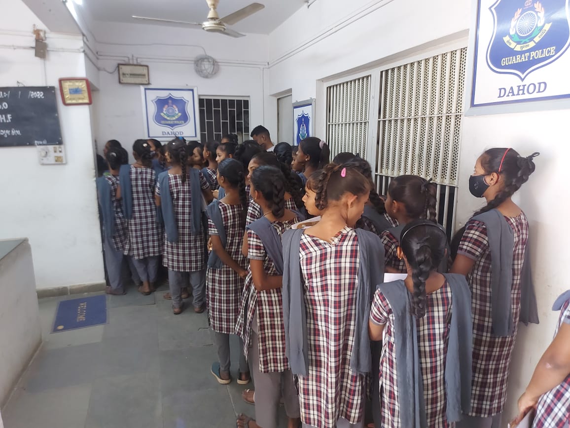 ગરબાડા SHE TEAM દ્વારા ગરબાડા કન્યા શાળા ની વિદ્યાર્થીનીઓ ને ગરબાડા પોલીસ સ્ટેશનની મુલાકાત કરાવી પોલીસ ની કામગીરી થી વાકેફ કરી, POCSO Act, ગુડ ટચ બેડ ટચ અંગે અવરનેશ કરવામાં આવેલ <a href="/sanghaviharsh/">Harsh Sanghavi</a> <a href="/Harsh_Office/">Harsh Sanghavi Office</a> <a href="/dgpgujarat/">DGP Gujarat</a> <a href="/GujaratPolice/">Gujarat Police</a> <a href="/CrimeRange/">Cyber Crime Panchmahal Range</a>