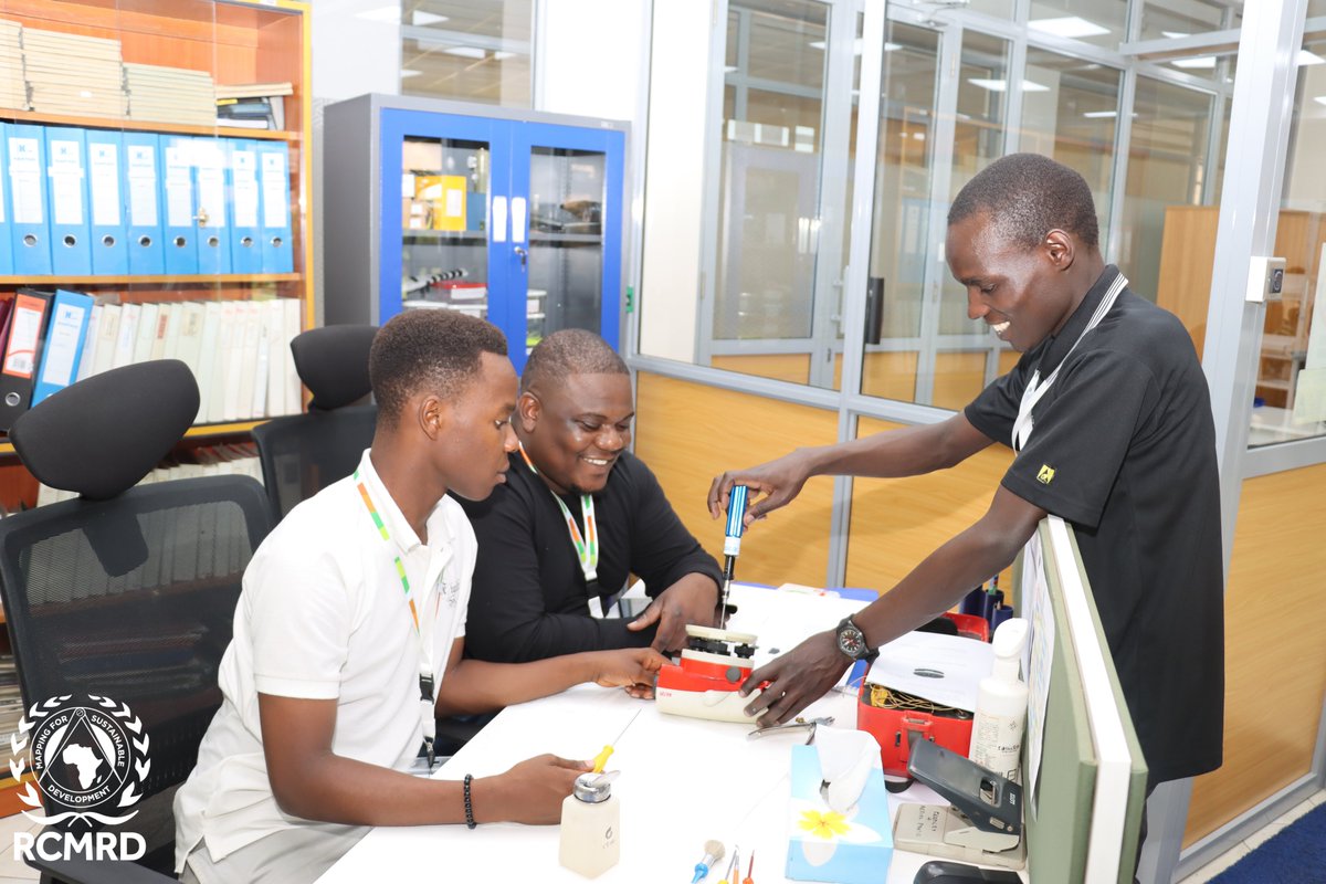 RCMRD_'s tweet image. Day 2 of our #RCMRD Geospatial training is underway! Today, participants are learning about basic survey instrument maintenance and calibration techniques. These skills are essential in ensuring accurate data collection and analysis.  #BuildingCapacity #GeospatialSolutions
