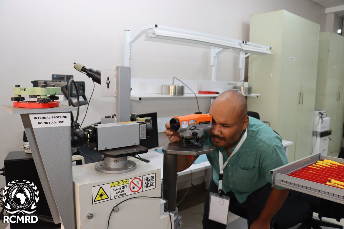 RCMRD_'s tweet image. Day 2 of our #RCMRD Geospatial training is underway! Today, participants are learning about basic survey instrument maintenance and calibration techniques. These skills are essential in ensuring accurate data collection and analysis.  #BuildingCapacity #GeospatialSolutions