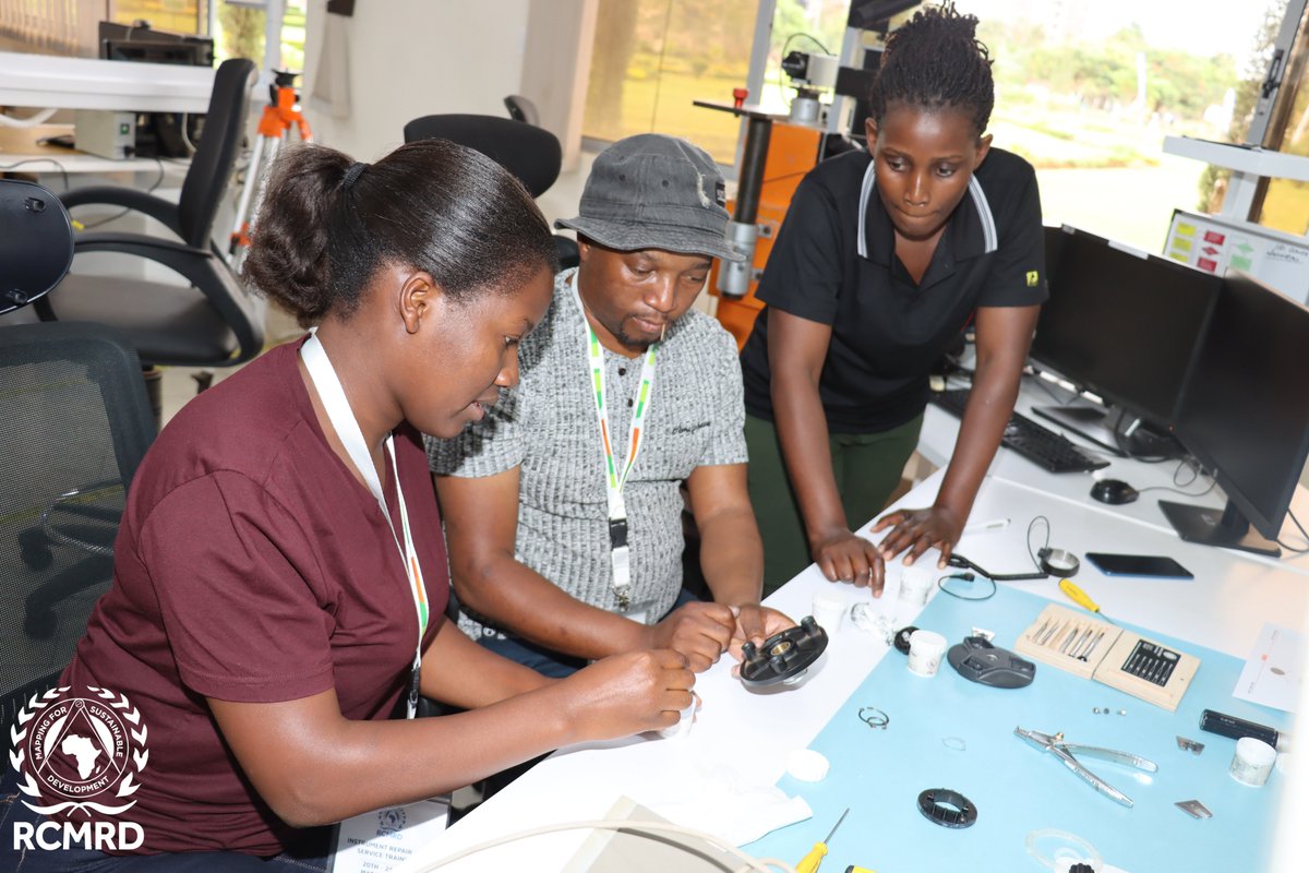 RCMRD_'s tweet image. Day 2 of our #RCMRD Geospatial training is underway! Today, participants are learning about basic survey instrument maintenance and calibration techniques. These skills are essential in ensuring accurate data collection and analysis.  #BuildingCapacity #GeospatialSolutions