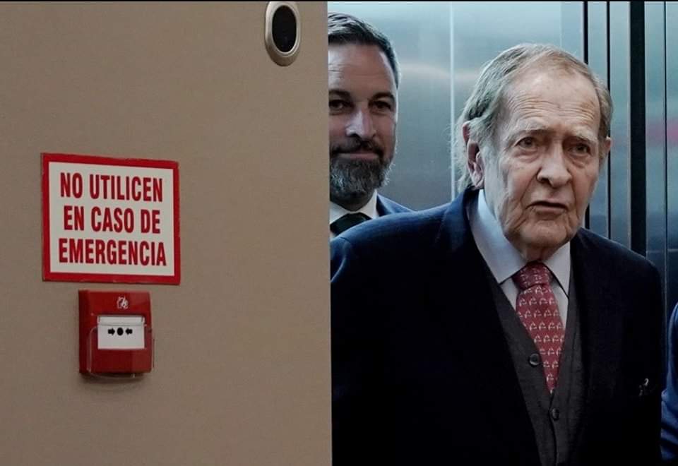 muzeriqui's tweet photo. Escudándose en un abuelo...así es Flojoman....el que tira la piedra y esconde la mano... https://t.co/uYL6jmW4b5
