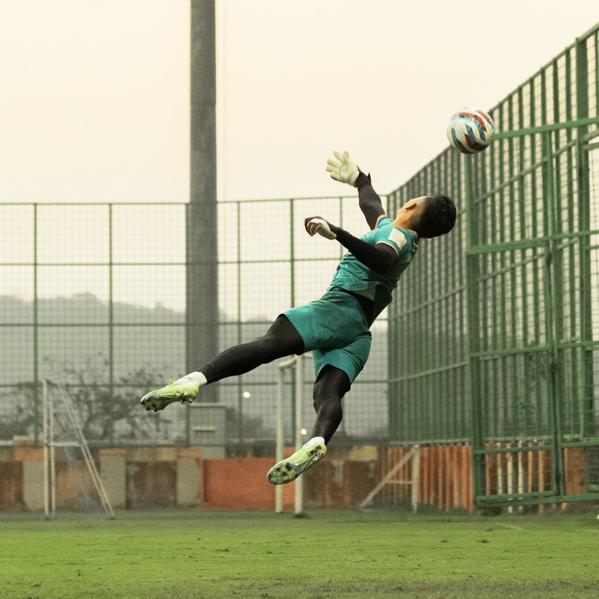 dhee_singh01's tweet image. Caught up in my Tuesday to-do list ⚽️🦅🧤 @fcgoaofficial 

#WeekDaysTraining #Goalkeeping #RoutineWork #Gaur #ForcaGoa #FcGoa #DM1
