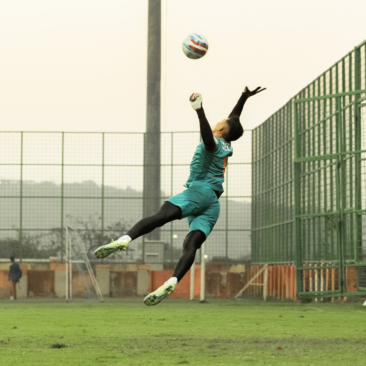 dhee_singh01's tweet image. Caught up in my Tuesday to-do list ⚽️🦅🧤 @fcgoaofficial 

#WeekDaysTraining #Goalkeeping #RoutineWork #Gaur #ForcaGoa #FcGoa #DM1