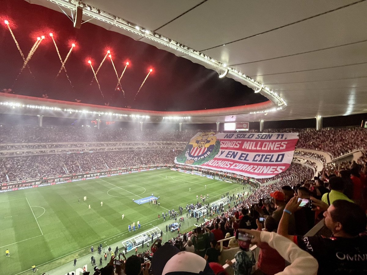 Lo único bueno que dejó el Clásico Nacional fue una afición entregada y comprometida. Nos falta equipo con sangre en la cancha. Irresponsables que no les hierve ver al rival burlarse en su portería. 
Como se extraña @bofo_100_ y @SanOswaldo_TD en @Chivas 
#Graciasaficion