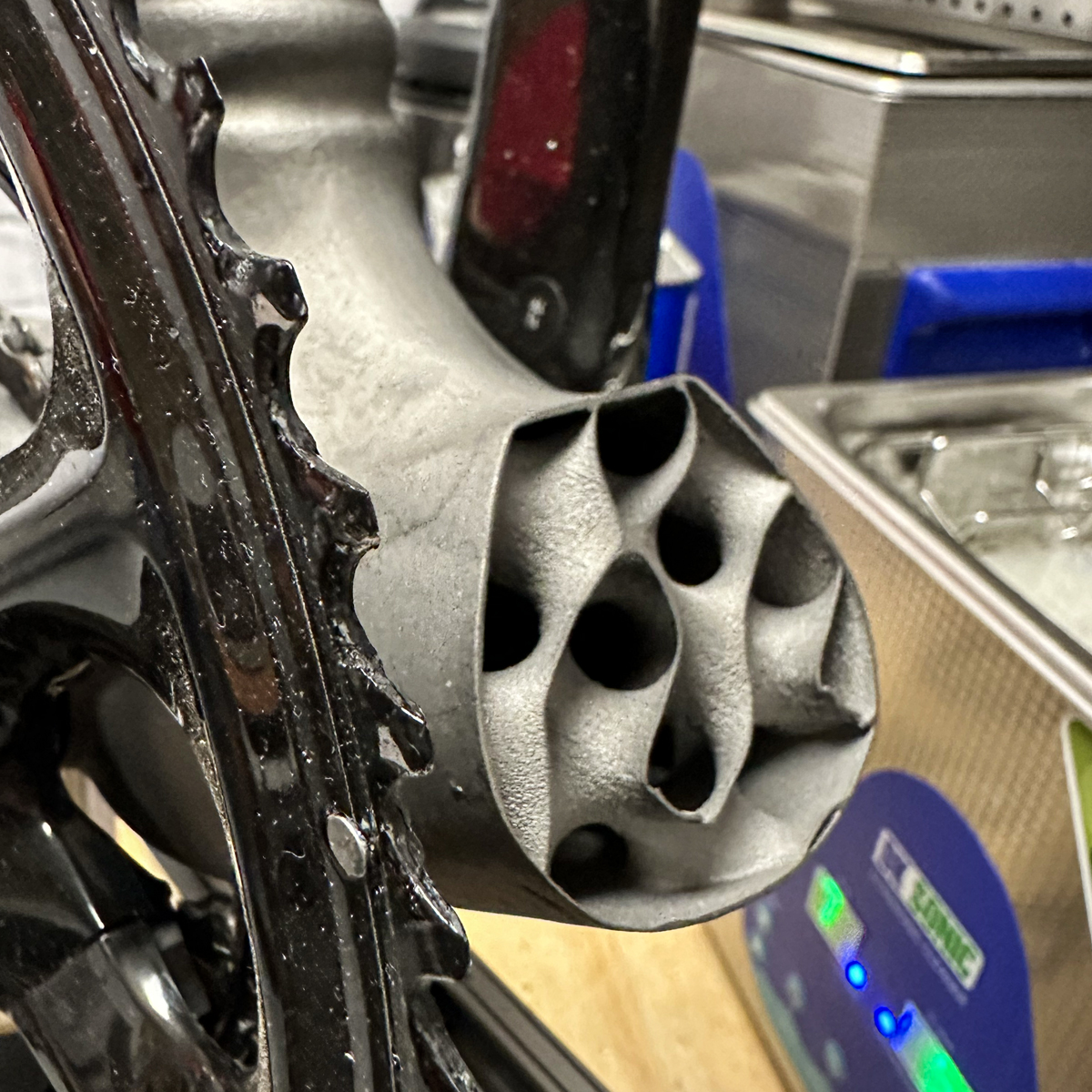 SILCAvelo's tweet photo. Happy #TiTues! Check the cutaway image of a ti BB shell with its internal gyroid structure. Ti's strength-to-weight ratio & unique properties make it popular for high-performance apps. π΄ββοΈπ§ποΈπ©οΈπͺ
https://t.co/RGZDxUgTq5
#titanium #silcapursuitofperfection #SILCA #3dprinting https://t.co/9z0UfCflFf
