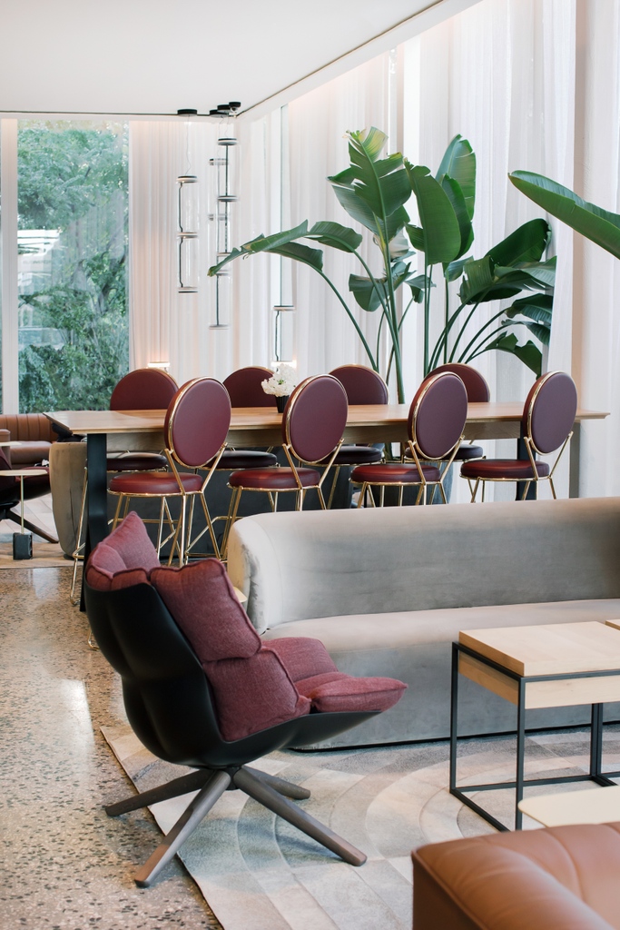 Item_5_LLC's tweet image. Elevated seating for refined spaces.#luxuryconstruction #sophisticatedseating #highenddesign #elegantfurniture #luxuryinteriors #luxuryhomes@urbanspaceinteriors @urbanspacerealtors @rhode.partners @urbanspacedesignstudio @elburnso @codependentatx