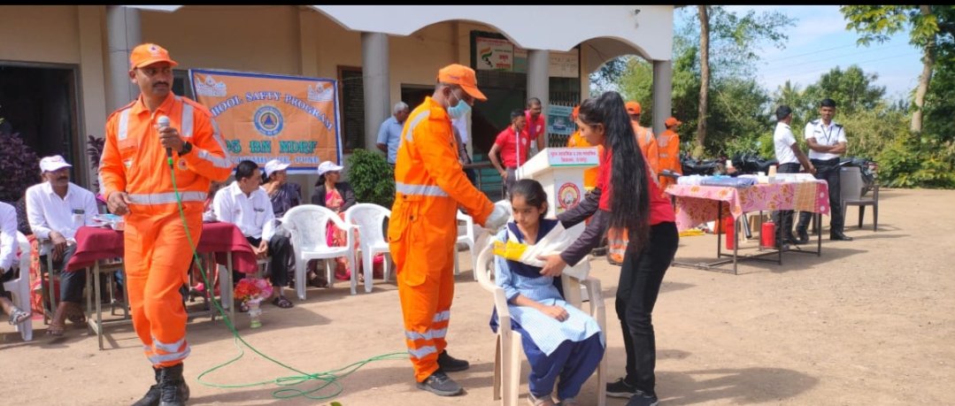 05NDRF's tweet photo. #AzadiKaAmritMahotsav 5 #ndrf team conducted
#School_Safety_Program at Nutan secondary and High secondary school, Rajapur, Sangamner, Ahmednagar, Maharashtra. Total beneficiaries 816.
@ndmaindia @NDRFHQ @ANI @PIBMumbai https://t.co/arkICQG8oz