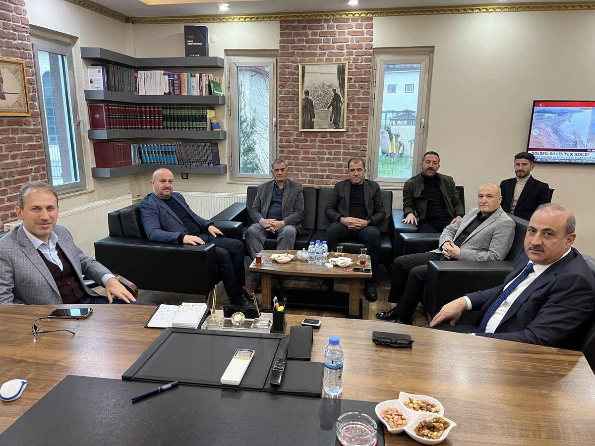 Önceki dönem Ak Parti Siirt İl Başkanımız ve Ak Parti 28. Dönem Siirt Milletvekili Aday Adayı Sn. Fuat Özgür ÇALAPKOLU beraberindeki heyeti ile beraber , Belediye Başkanımız Sn. Cevher ÇİFTÇİ’ yi makamında ziyaret etti.

Ziyaretlerinden dolayı kendilerine teşekkür ediyoruz.