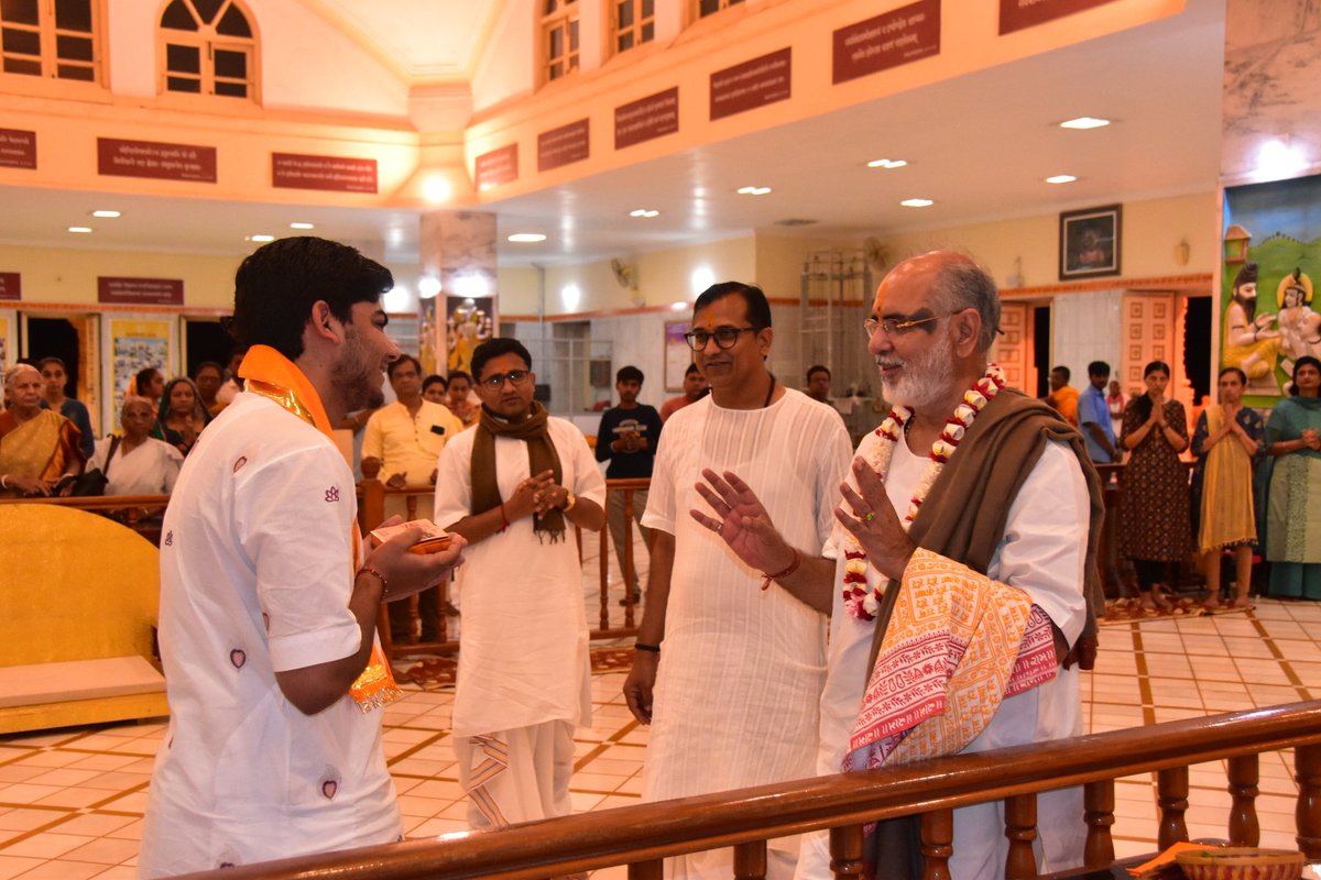 DavePrashant6's tweet photo. Received the blessings of revered Gurudev on my birthday 🙏🙏

￼ https://t.co/dK1SknVwZW