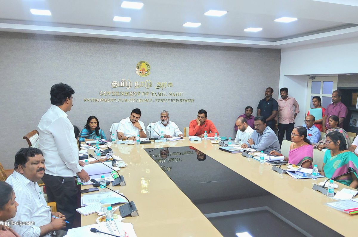 MMathiventhan's tweet photo. ##TNSecretariat தமிழ்நாடு அரசின் வனத்துறை, இந்து சமயம் மற்றும் அறநிலையங்கள் துறையும் இணைந்து நடத்திய முதல் ஆய்வுக் கூட்டம், தலைமைச் செயலகம் நாமக்கல் கவிஞர் மாளிகையில் உள்ள வனத்துறை கூட்டரங்கில் நடைபெற்றது. இக்கூட்டத்தில் மாண்புமிகு தமிழ்நாடு இந்து சமயம் மற்றும் அறநிலையங்கள் துறை அமைச்சர் அண்ணன் திரு. @PKSekarbabu அவர்களுடன் நானும், அரசின் கூடுதல் தலைமைச் செயலாளர் திருமதி. சுப்ரியா சாகு IAS., இந்து சமய அறநிலையத்துறையின் முதன்மைச் செயலாளர் திரு. சந்திர மோகன் IAS., மற்றும் இரு துறை அலுவலர்கள் பங்கேற்றனர். நன்றி 🙏