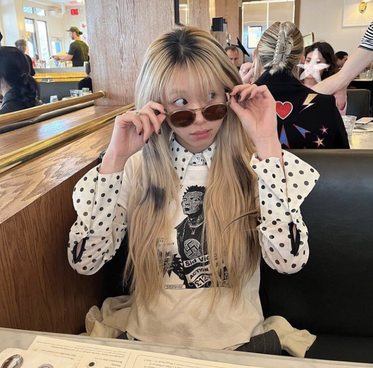 poptime's tweet photo. 🚨 Chaeyoung, integrante do TWICE, está sendo cancelada após publicar fotos usando uma camisa com uma suástica n*zista. https://t.co/EiACmWa9A7
