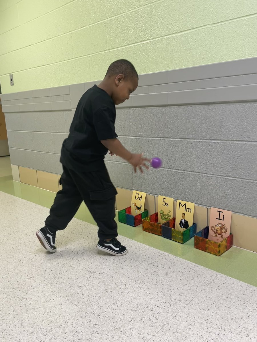 mjdavis426's tweet photo. Practicing our letters and sounds while making it feel like a carnival game! @ShannonCHeller @AshleyMDame @MsCartwright27 @sararesch 
🎡🎟️🎢 https://t.co/lELj2G0skx