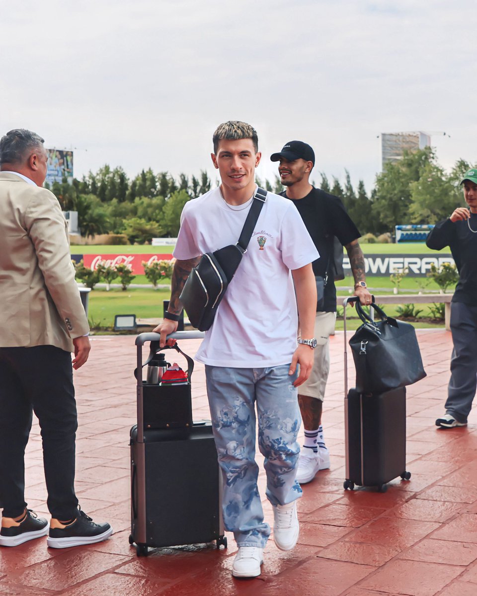 LisandrMartinez's tweet image. De nuevo en casa 💙🤍