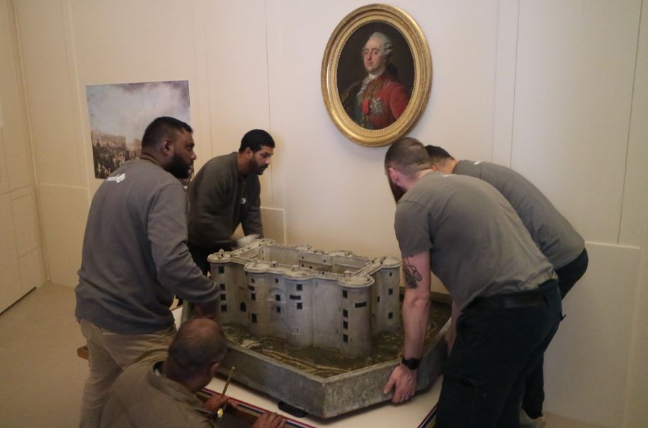 J-8 avant l’exposition "Louis XVI, Marie-Antoinette et la Révolution. La famille royale aux Tuileries (1789-1792)". Rendez-vous le 29 mars à l’hôtel de Soubise bit.ly/40m7Vue