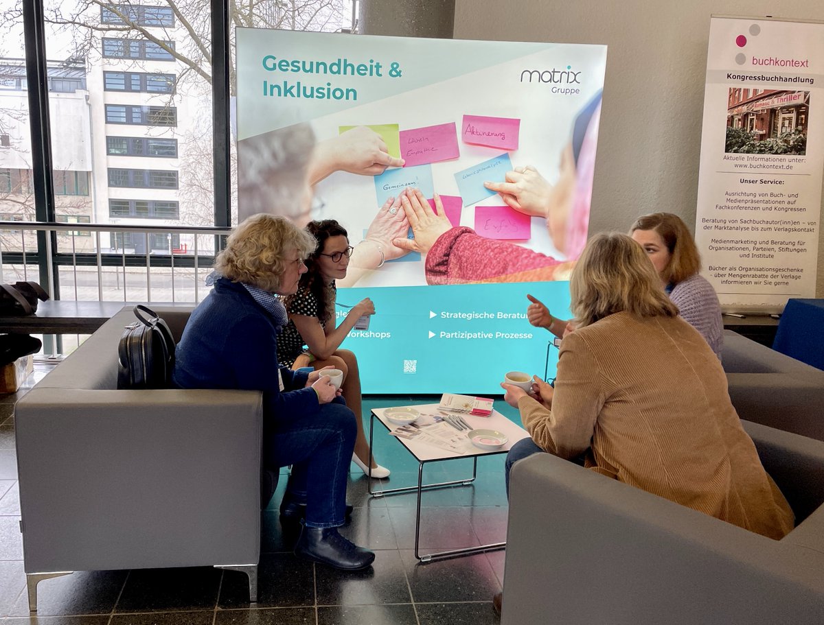 Über 2.000 Teilnehmer:innen nehmen an der größten Public-Health-Veranstaltung in Deutschland teil. 
matrix unterstützt den <a href="/Kongress_AuG/">Kongress Armut und Gesundheit</a> als Partnerin und ist auf dem Markt der Möglichkeiten dabei. Hier tauscht sich das Team mit Fachkolleg:innen aus.
#KongressAuG2023