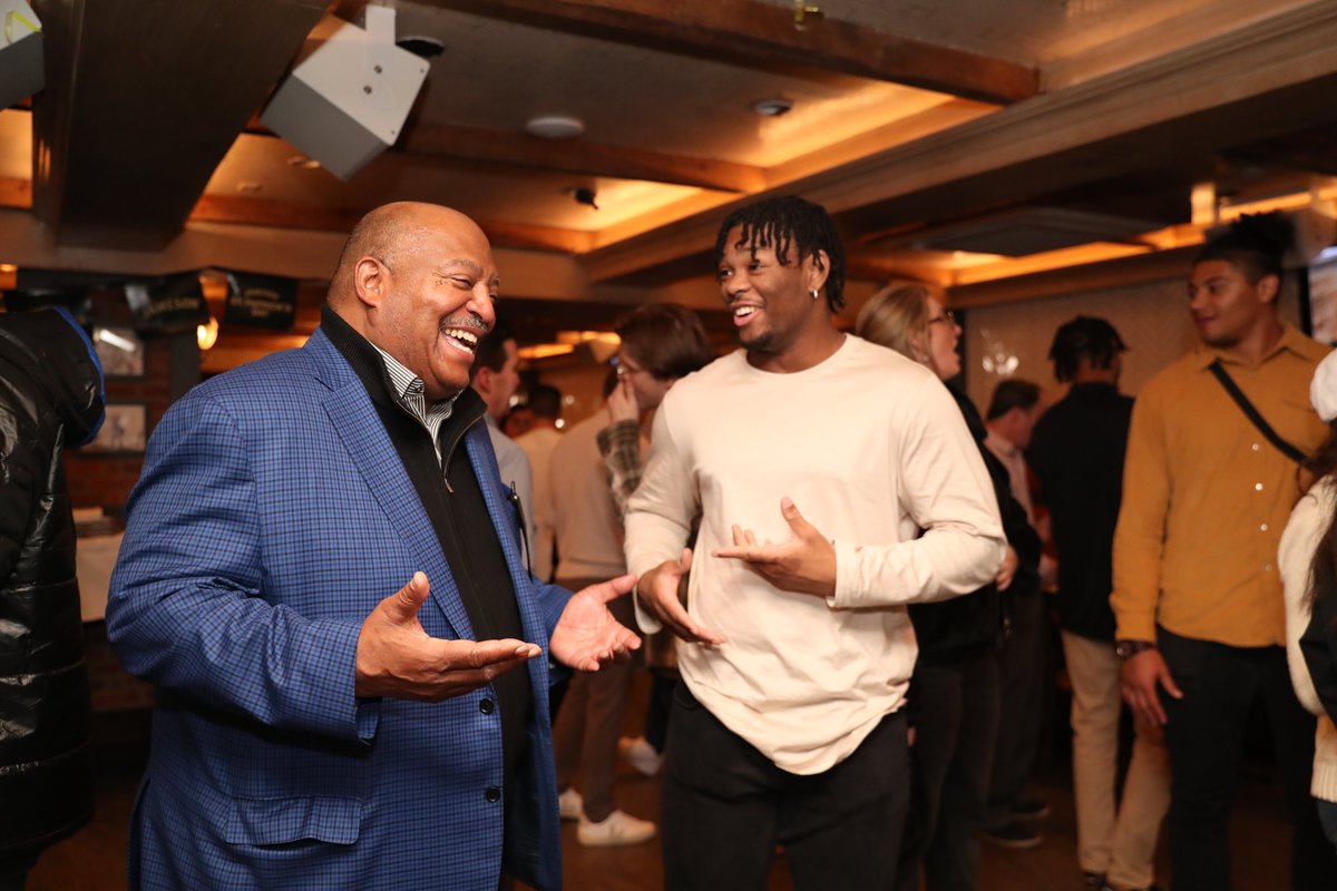 GatorsFB's tweet photo. Thank you to the @gothamgatorclub for hosting a professional networking event with our scholar-athletes!
#GatorMade | #GatorsInGotham https://t.co/jD4Y4jn6Uy