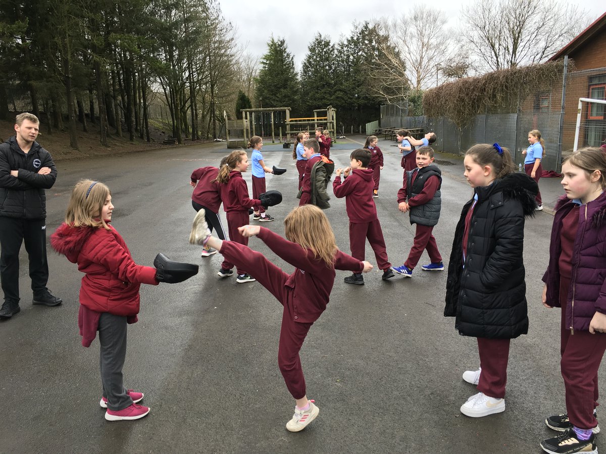 MrNicklinBHPS's tweet photo. #year4BHPS A cold🥶 but  energetic  outdoor  session  with @carlbettytkd 🥋💪 @BeaufortHillPri https://t.co/n1mrvTtIbx