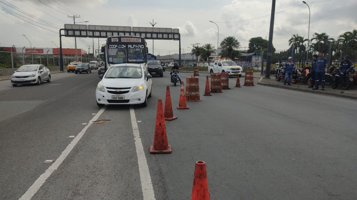 ATM_Transito's tweet photo. #ATMinforma | Se observa trabajos de bacheo asfaltico en Av. Benjamín Rosales, cerca del monumento Guayas y Quil, sentido hacia el Puente de la Unidad Nacional. 

⚠️🚘Planifique su recorrido habitual y conduzca atento a las señales de tránsito. #JuntosNosMovemos. https://t.co/lxDV3UK6Ee