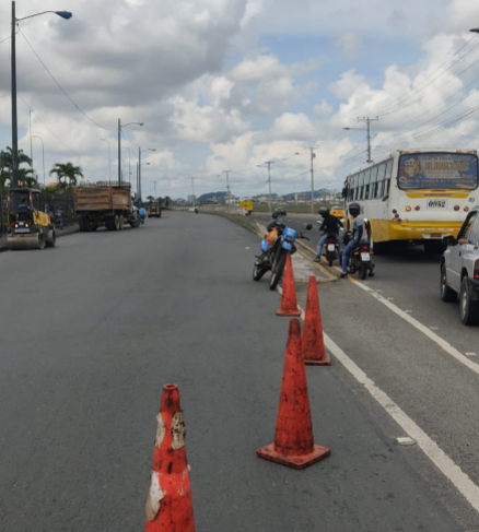 ATM_Transito's tweet photo. #ATMinforma | Se observa trabajos de bacheo asfaltico en Av. Benjamín Rosales, cerca del monumento Guayas y Quil, sentido hacia el Puente de la Unidad Nacional. 

⚠️🚘Planifique su recorrido habitual y conduzca atento a las señales de tránsito. #JuntosNosMovemos. https://t.co/lxDV3UK6Ee