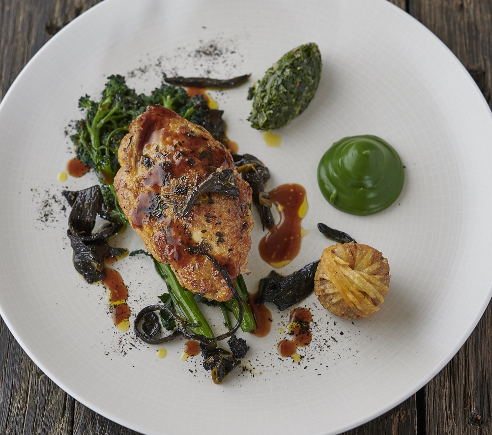 pipeandglass's tweet photo. Roast breast of guinea fowl, crispy leg meat parcel, sprouting broccoli, wild garlic persillade, mushrooms à la grecque.

#onthemenu #pipeandglass #guineafowl #persillade #broccoli #wildgarlic #wildgarlicseason #delicious😋 https://t.co/3P5k1cjxfN