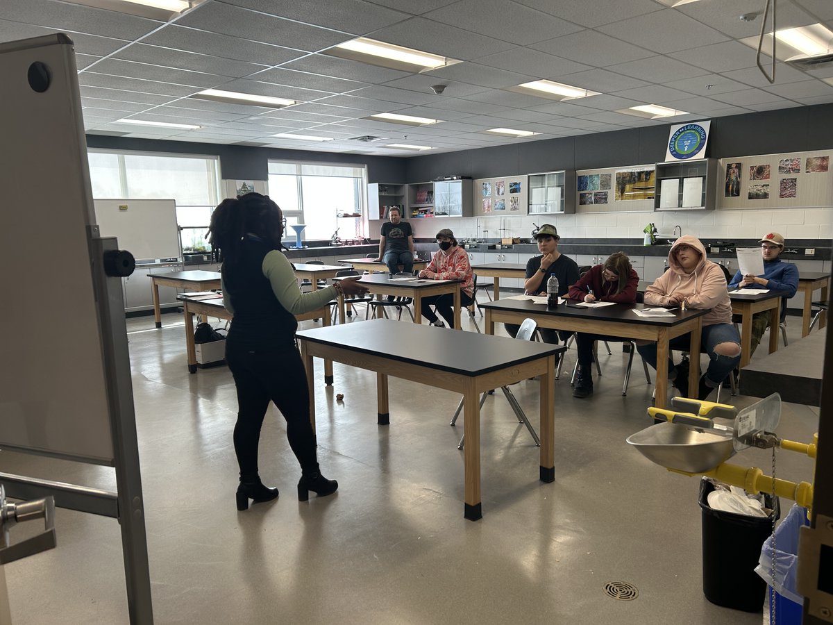 At @HanoverSD's #CareerConnections event, students choose 1 of 5 presentations. 
- Post-secondary prep w/ @CareerTrek
- Resume or interview tips w/ @YesWinnipeg @YESManitoba 
- Trades w/ #ApprenticeshipManitoba
- Financial literacy skills w/ the CRA
#hsdlearns #hsdcdle