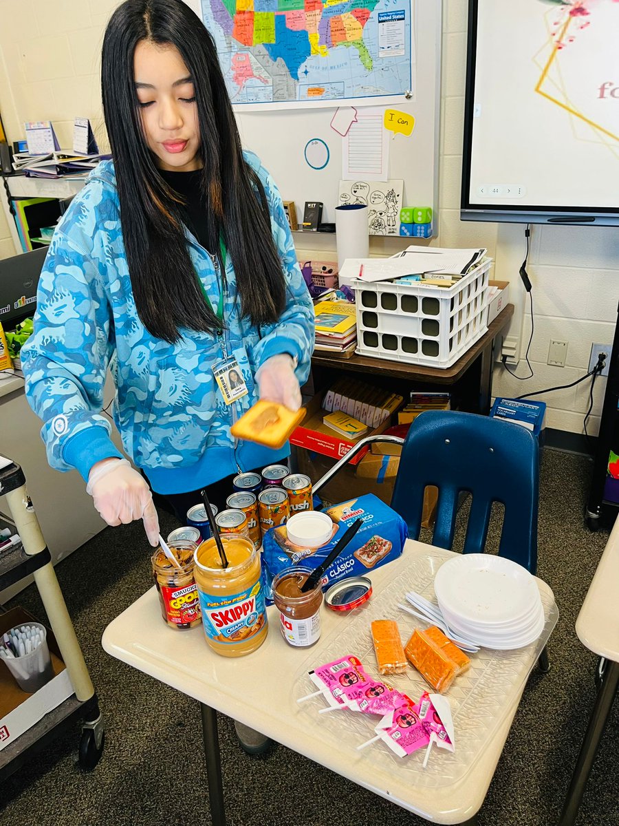 PosgarESOL's tweet photo. Excellent presentation. We learned new words and our presenter treated us to yummy peanut butter and jelly toasts!! #lovepeanutbutter https://t.co/OyaMoNYJd6