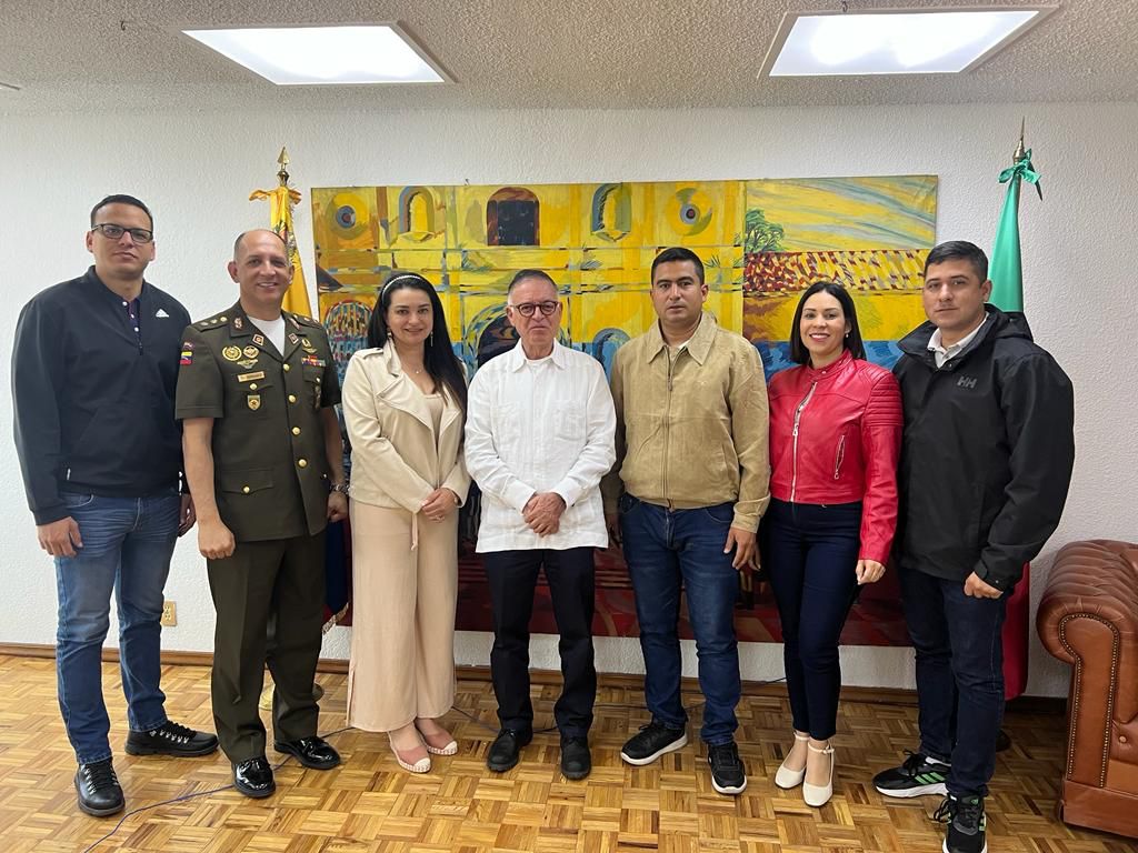 PanchoArias2012's tweet photo. Recibimos en nuestra Misión Diplomática junto al Agregado Militar, la visita de Oficiales del Ejército Bolivariano y de la GNB que se encuentran en México, en el curso de Estado Mayor de Las Naciones Unidas https://t.co/L2IOyMh2Ov