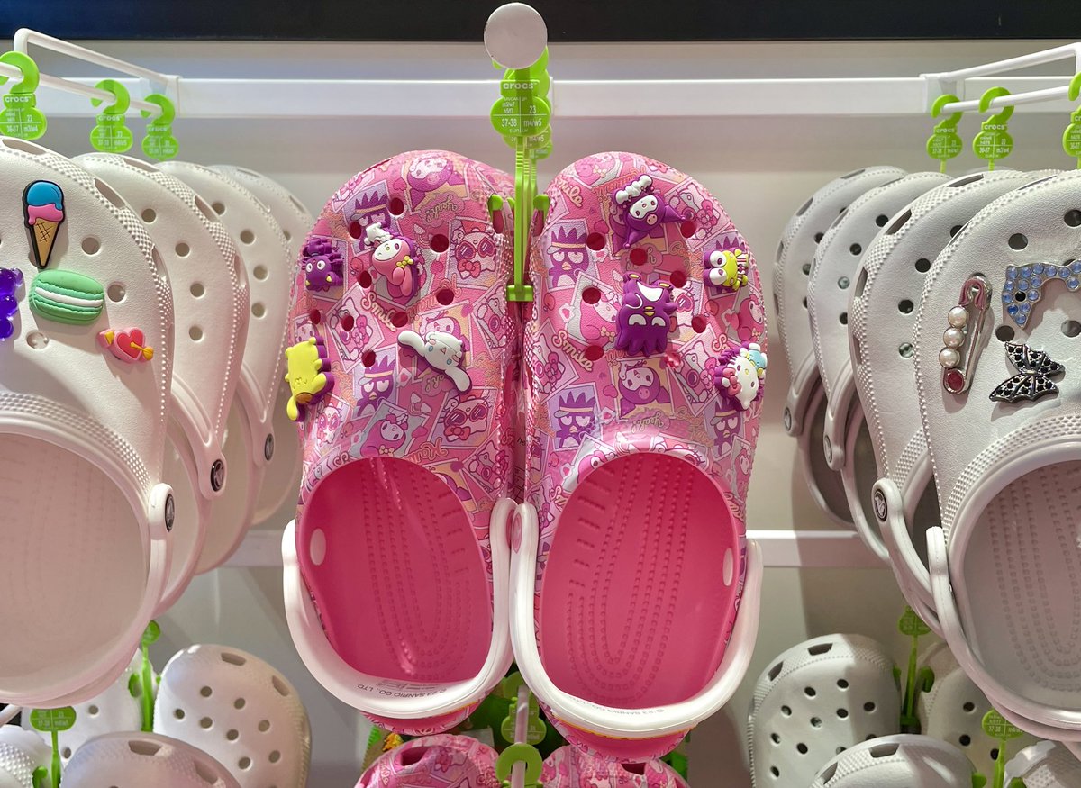 pinku_tai's tweet photo. เห็นรองเท้า Crocs คอลล่าสุดที่ x กับ Hello Kitty and Friends ยัง แกร๊ชมพูและลาย น่ารักเกินเรื่องมากๆ  🎀 แล้วยังมี Jibbitz ยั่วๆด้วยจ้า อ่อยย น่ารักทุกจุด ตรงสายรัดก็ยังมีโควทคำสีมุ้งมิ้ง 🥹 ค่าตัวน้อนนนอยู่ที่ 2,990 บาท https://t.co/9VGwRR79Lz
