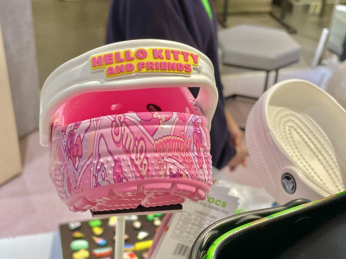 pinku_tai's tweet photo. เห็นรองเท้า Crocs คอลล่าสุดที่ x กับ Hello Kitty and Friends ยัง แกร๊ชมพูและลาย น่ารักเกินเรื่องมากๆ  🎀 แล้วยังมี Jibbitz ยั่วๆด้วยจ้า อ่อยย น่ารักทุกจุด ตรงสายรัดก็ยังมีโควทคำสีมุ้งมิ้ง 🥹 ค่าตัวน้อนนนอยู่ที่ 2,990 บาท https://t.co/9VGwRR79Lz