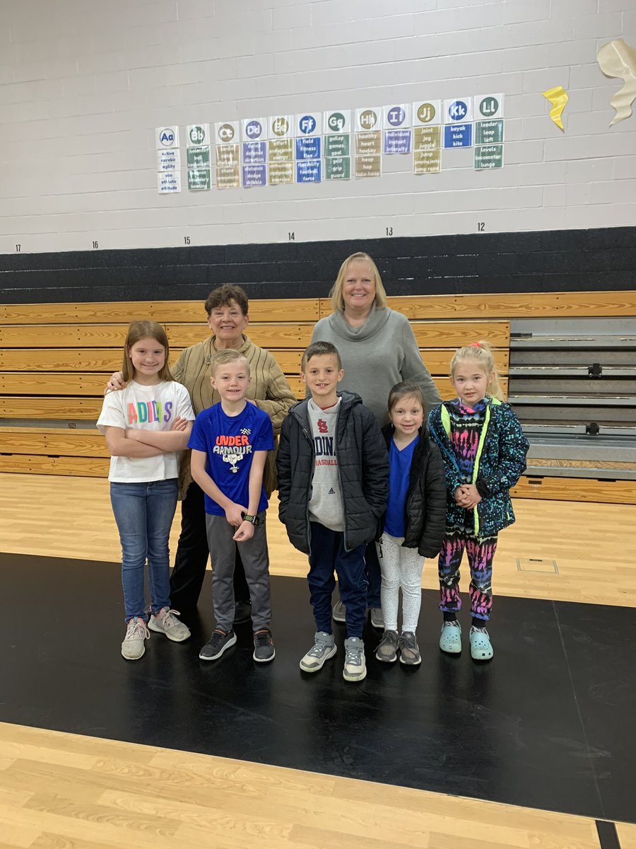 Huge thank you to a couple of our school board members for stopping by this morning. We are so grateful for all they do for us! #OneCommunity <a href="/KnightsR7/">Farmington Knights</a> <a href="/Knights_Roos/">Roosevelt Elementary</a>