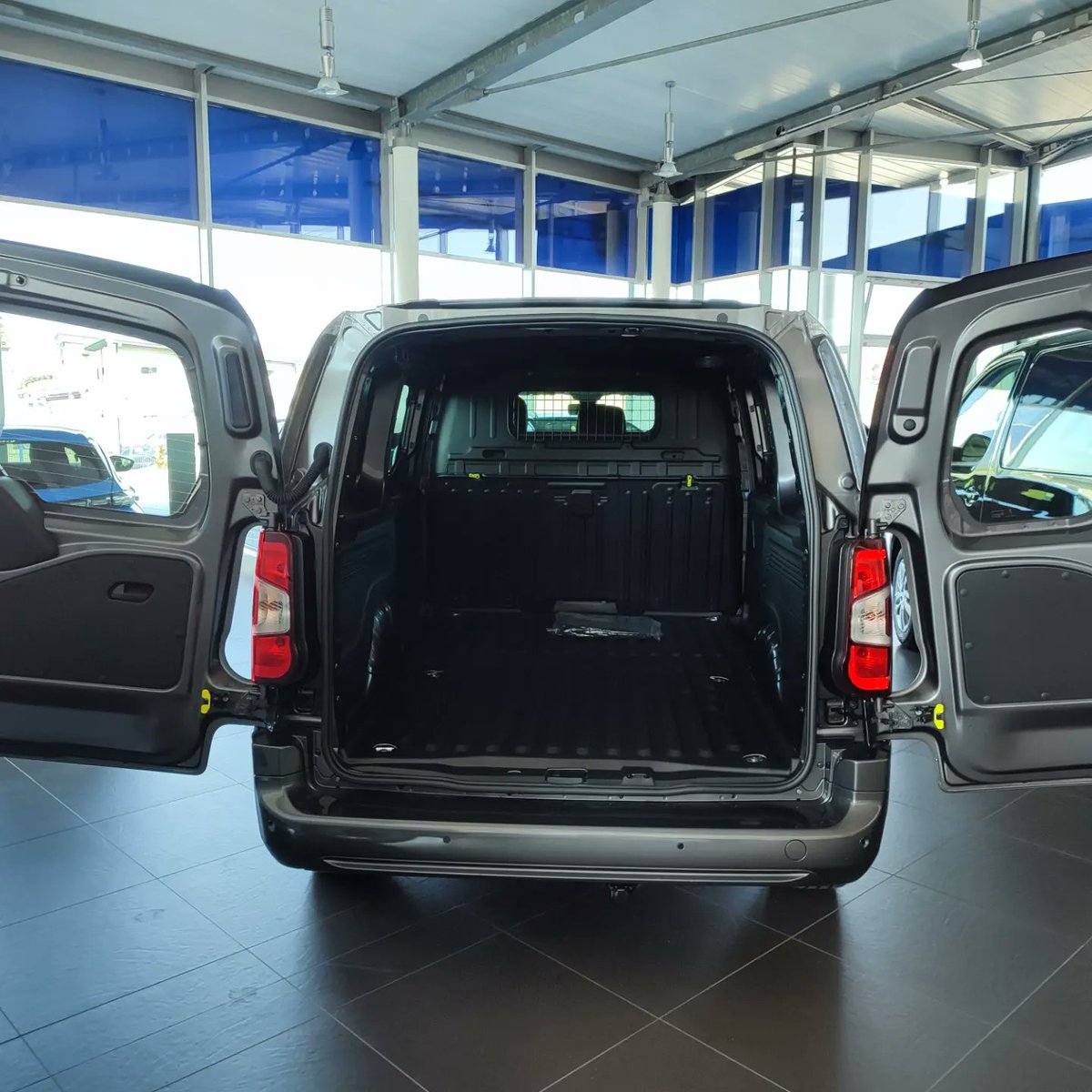 AutoKempinger's tweet image. Mit der #Multiflex #Beifahrersitzbank von #Peugeot kann man z.B. beim #Partner für kleines Geld ganz easy mehr #Laderaum und #Flexibilität schaffen.

Wir haben aktuell #PeugeotBoxer #PeugeotExpert und #PeugeotPartner in der #Ausstellung im #Autohaus in #Straßkirchen bei #Passau