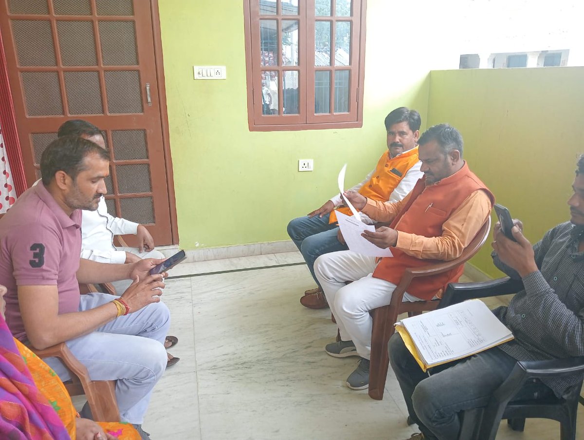 AnkitTi44331641's tweet photo. आज कुंभ रामा मंडल के बूथ सशक्तिकरण अभियान में प्रवासी भारतीय जनता पार्टी जिला उपाध्यक्ष मनोज प्रजापति जी एवं मंडल अध्यक्ष विमलेश मिश्रा जी महिला मोर्चा मंडल अध्यक्ष सविता शुक्ला जी महामंत्री मायाराम रावत जी के साथ टिकरी मवई एवं उनई सेक्टर के बूथों 
@myogiadityanath @UPGovt https://t.co/IEr472YZp6