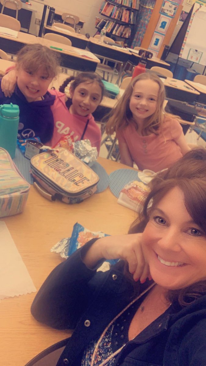We traded in our tickets for lunch with the teacher 🥪🍴⁦<a href="/wfschool/">West Freehold School</a>⁩ ⁦<a href="/AnneKurasEdD/">Anne Kuras, Ed.D.</a>⁩
